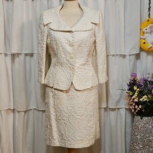Stunning Tahari White Textured Two-Piece Skirt Suit